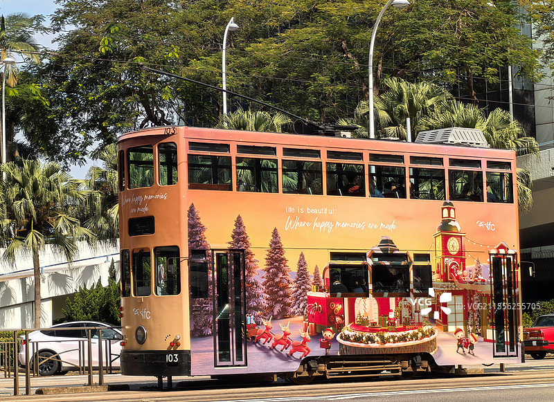 香港街头的圣诞主题双层巴士图片素材
