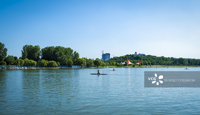 湖中泛舟图片素材