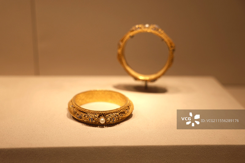 故宫博物院珍宝馆，金累丝龙戏珠纹手镯图片素材