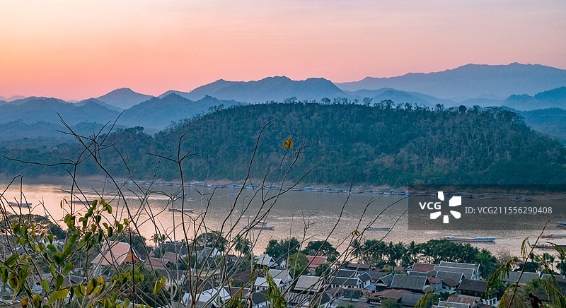 老挝琅勃拉邦普西山日落鸟瞰图片素材