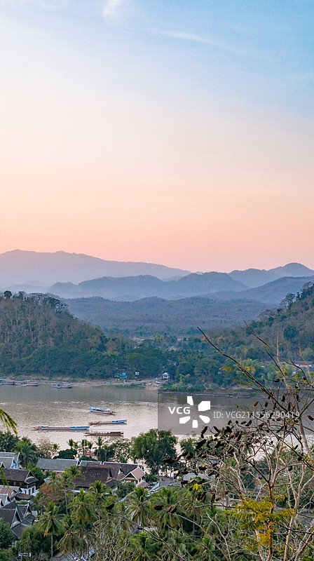 老挝琅勃拉邦普西山日落鸟瞰图片素材