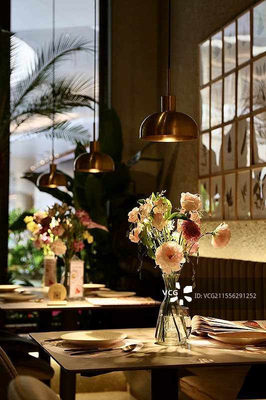 鲜花装饰氛围感餐厅图片素材
