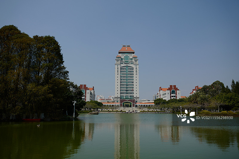 厦门大学芙蓉湖边的颂恩楼图片素材