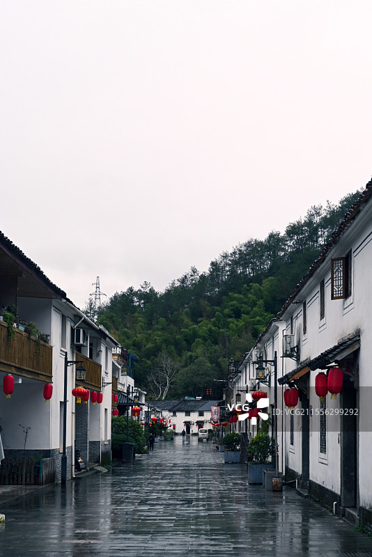 杭州桐庐芦茨村雨中山下民居图片素材