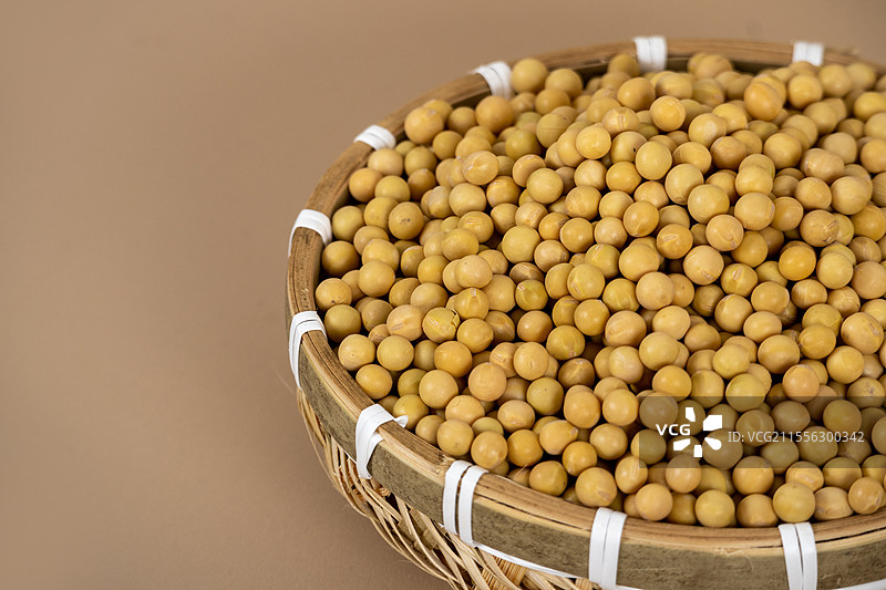 竹编篮筐里金灿灿的黄豆图片素材