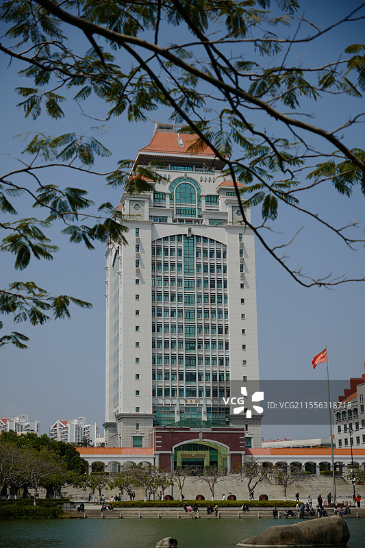 厦门大学芙蓉湖边的颂恩楼图片素材