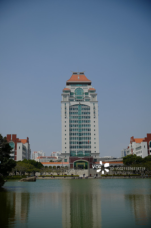 厦门大学芙蓉湖边的颂恩楼图片素材