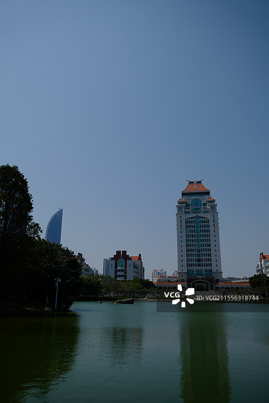 厦门大学芙蓉湖边的颂恩楼图片素材