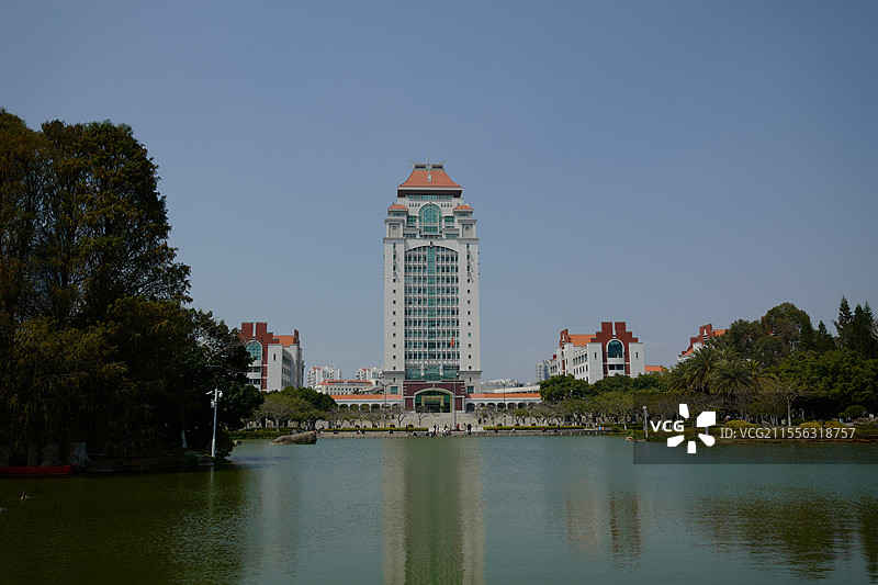 厦门大学芙蓉湖边的颂恩楼图片素材