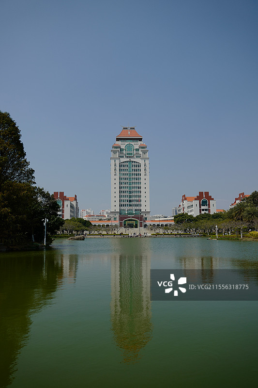 厦门大学芙蓉湖边的颂恩楼图片素材