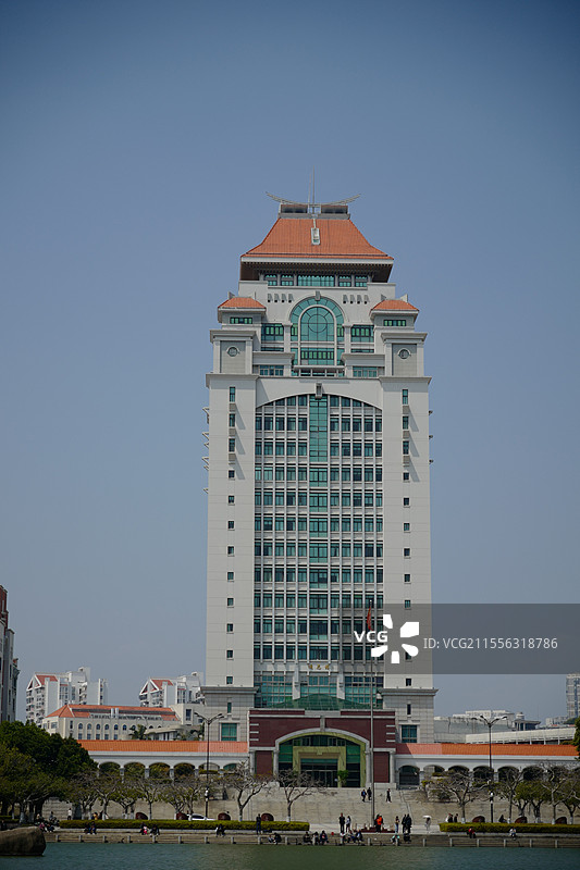 厦门大学芙蓉湖边的颂恩楼图片素材