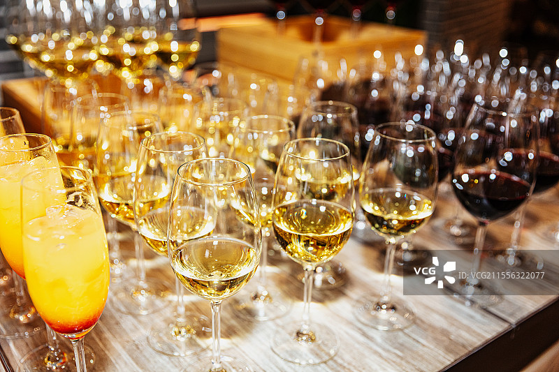 自助餐厅果汁饮料机陈列图片素材