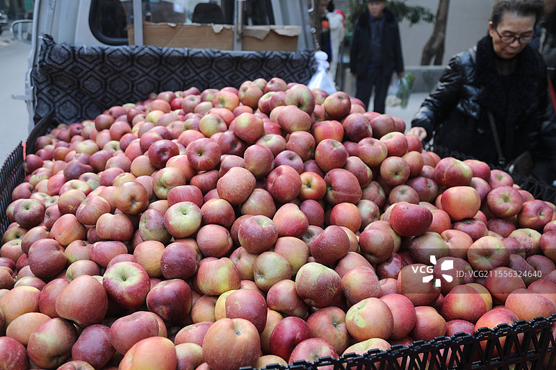 重庆市云阳县的市民购买苹果鸡蛋和鱼类购物图片素材
