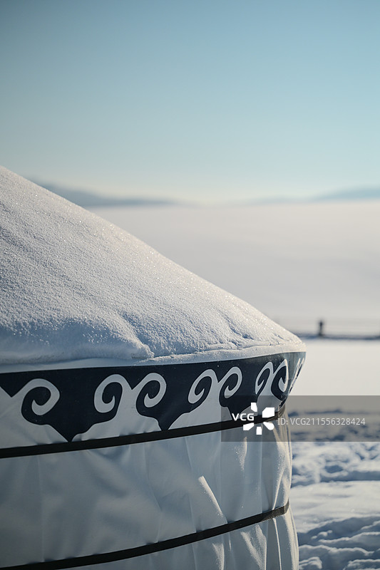 白雪覆盖的蒙古包上的雪特写镜头图片素材