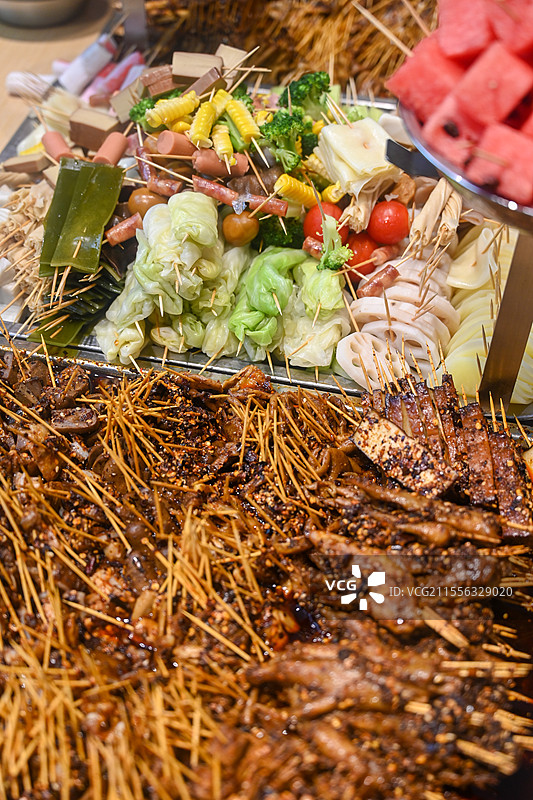 餐桌上荤素冷沾沾美食的高角度视图图片素材