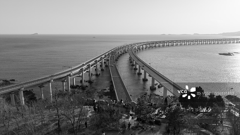 跨海大桥高空航拍俯瞰黑白景象图片素材