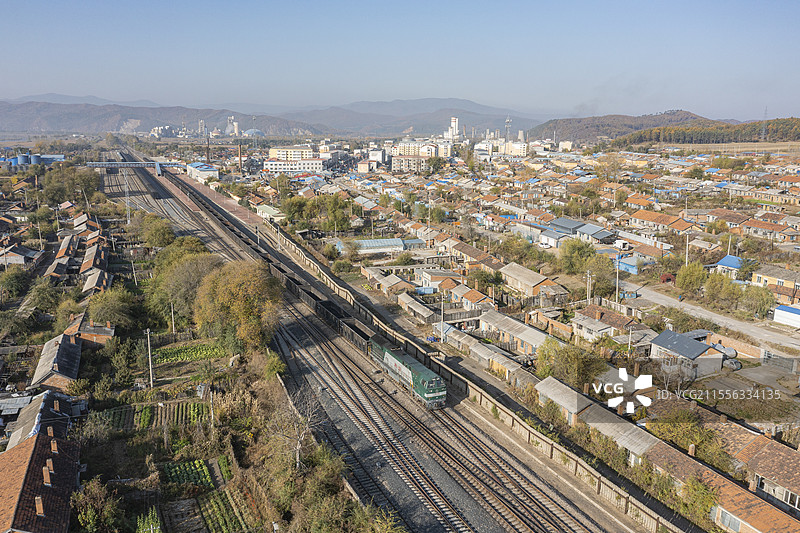 HXN5机车牵引上行货车通过浩良河站图片素材