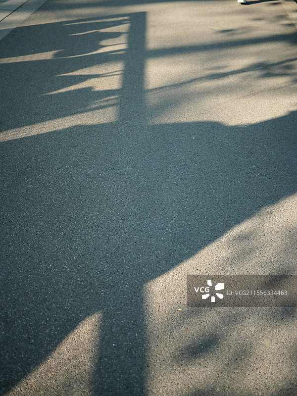 晴天道路阴影的高角度视图图片素材