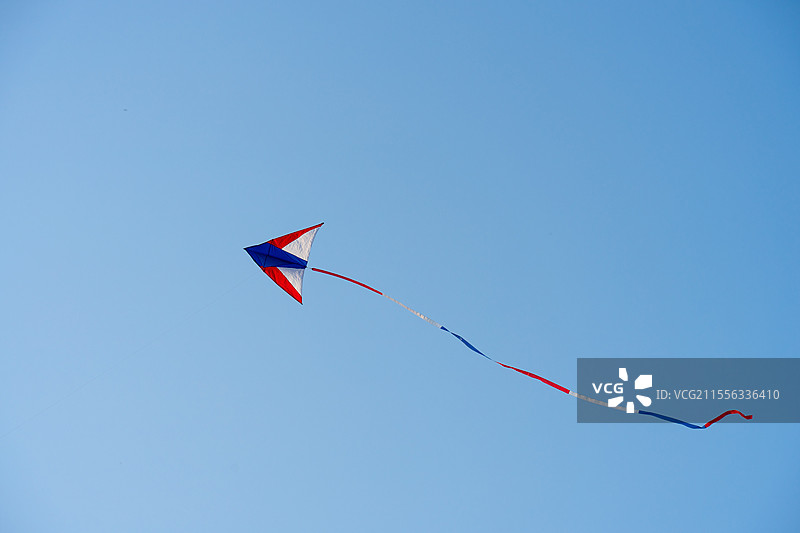 蓝色天空下的风筝图片素材