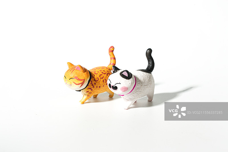 影棚拍摄——橘猫奶牛猫，猫咪手办摆件白底图图片素材