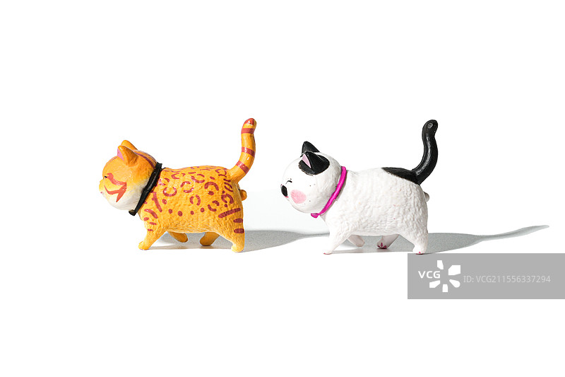 影棚拍摄——橘猫奶牛猫，猫咪手办摆件白底图图片素材