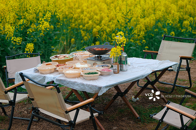周末春天郊游在油菜花户外野餐露营吃火锅环境安逸图片素材