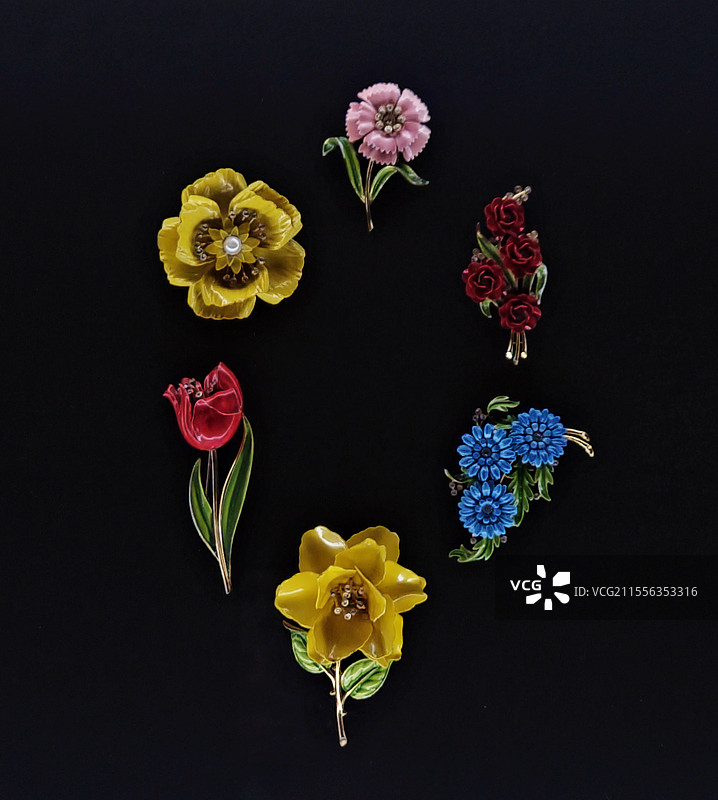 vintage芭蕾舞者造型胸针图片素材