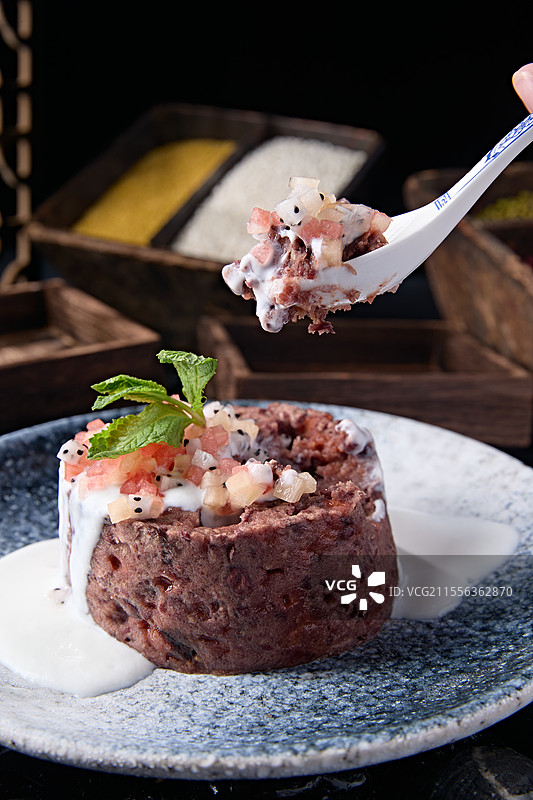 蜂窝煤造型的酸奶果粒红豆泥糕图片素材