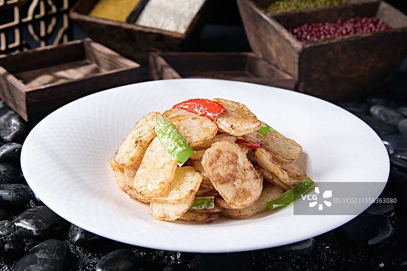 虎皮彩椒油炸糖霜土豆片图片素材