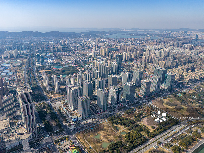 航拍江南江苏无锡湿地公园与城市美景，尚贤河湿地秋冬景色，滨湖区市政府图片素材