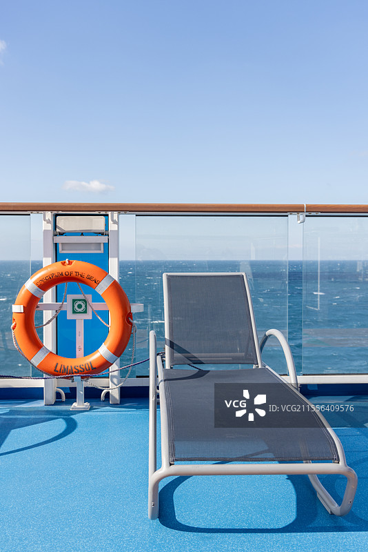 国际邮轮海洋光谱号 甲板上的沙滩椅与救生圈图片素材