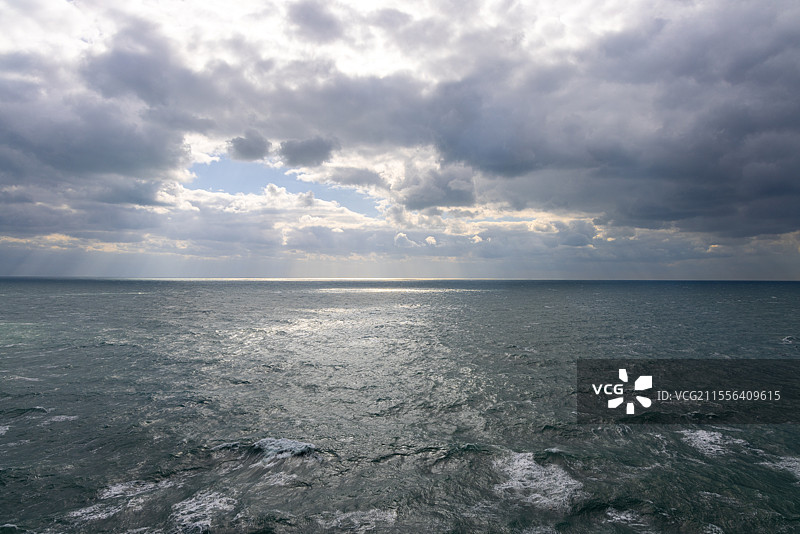 国际邮轮海洋光谱号航行在东海靠近韩国济州岛海域风光图片素材