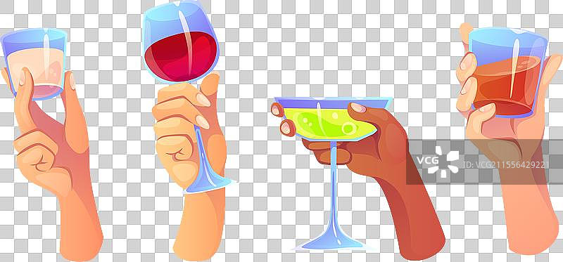 人手中拿着装有酒精鸡尾酒的酒杯图片素材