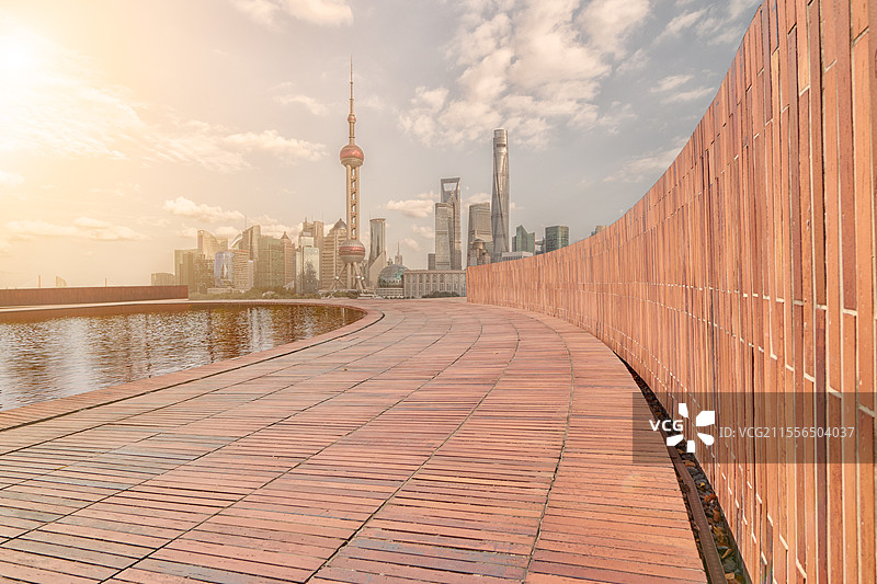 现代艺术平台与上海城市天际线建筑图片素材