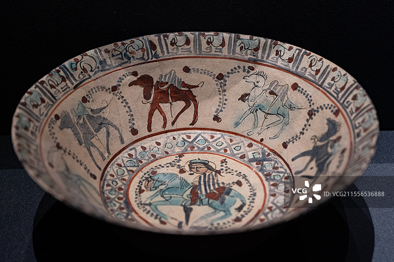 伊朗礼萨阿巴斯博物馆藏文物米纳伊彩骑马人物库法体铭文釉陶碗图片素材