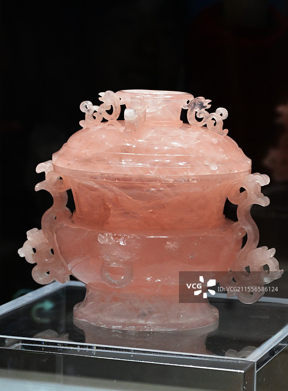 清乾隆芙蓉石蟠螭耳盖炉图片素材