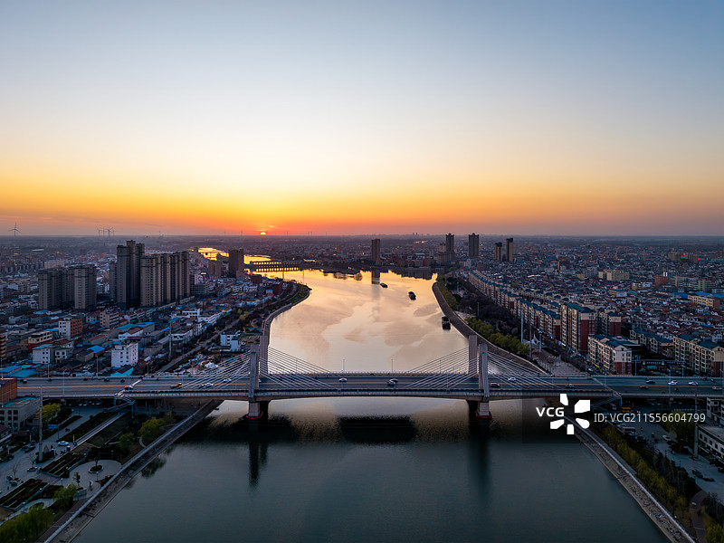 中国河南省周口市沈丘县沙河大桥日落城市风光图片素材