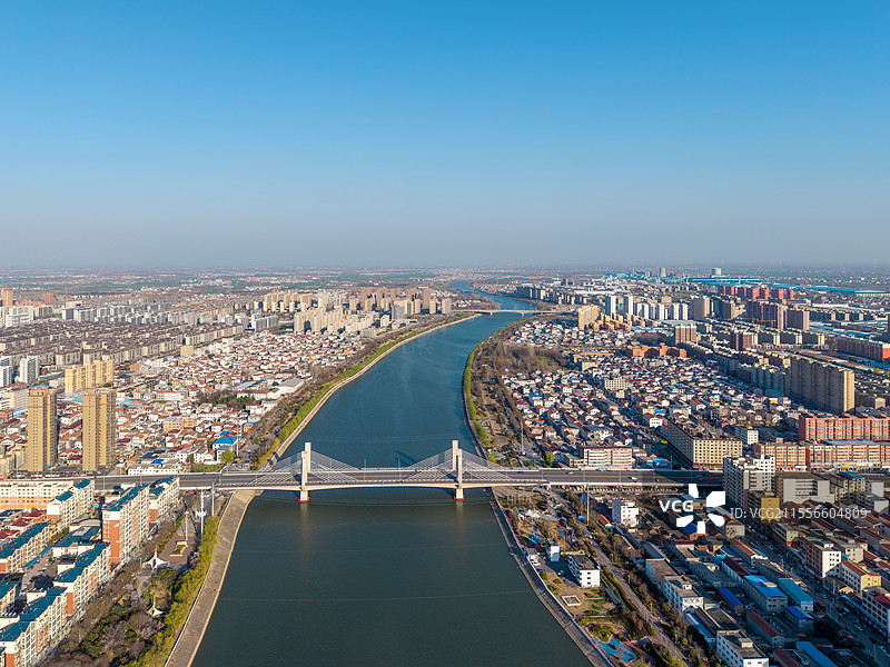 中国河南省周口市沈丘沙河大桥高视角航拍城市风光图片素材