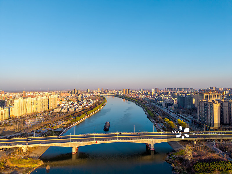 中国河南省周口市沈丘沙河大桥高视角航拍城市风光图片素材