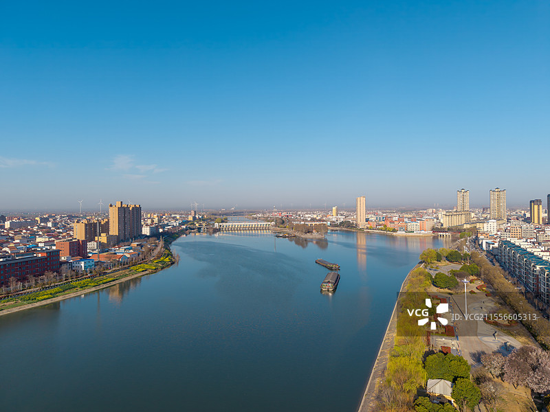 航拍中国河南省周口市沈丘县沙河段航运中的货船图片素材