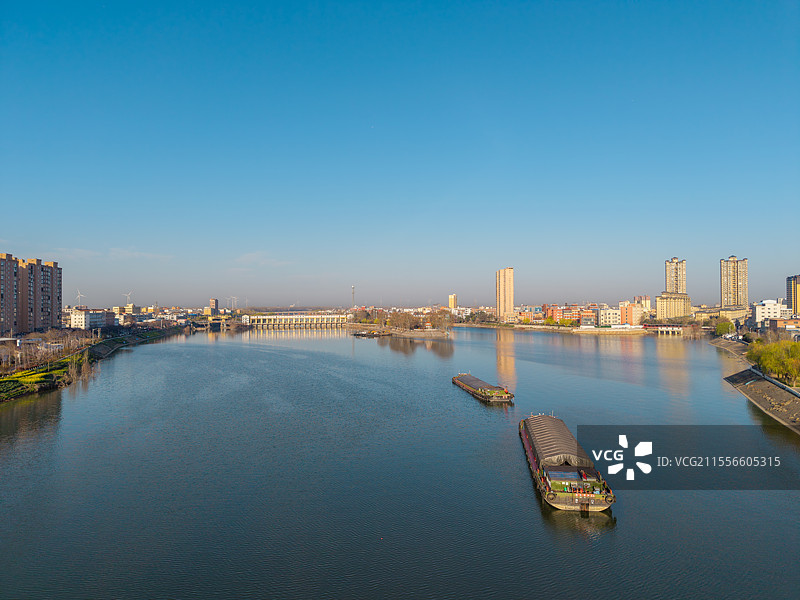 航拍中国河南省周口市沈丘县沙河段航运中的货船图片素材