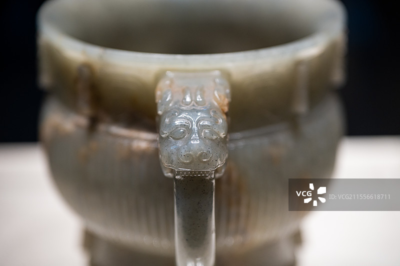 天津博物馆 明 龙纹直线纹兽耳玉簋图片素材