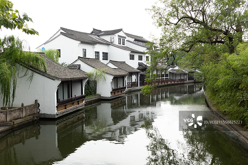 中国浙江省嘉兴市海宁盐官旅游度假区，江南水乡古镇园林景观，东方美学民居古典建筑图片素材