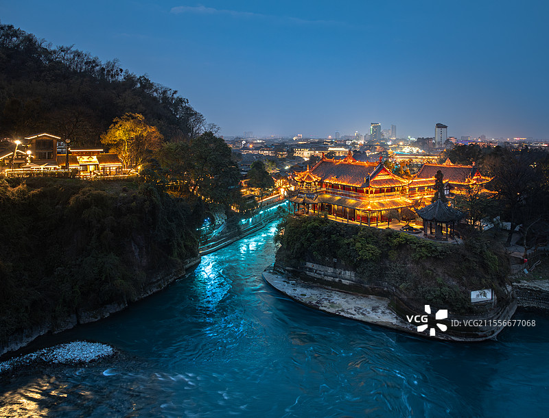 中国四川成都都江堰景区宝瓶口夜景航拍图图片素材