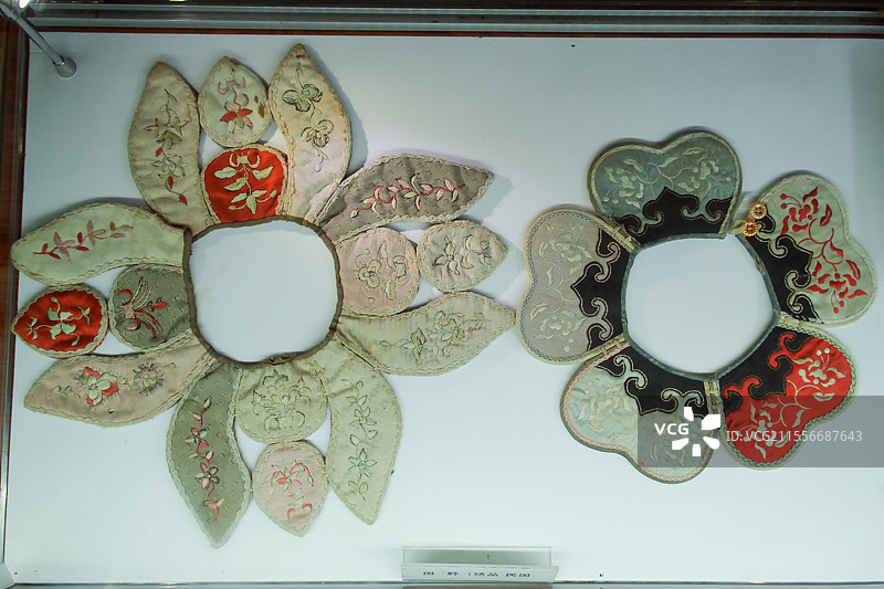 婚俗博物馆围脖绣品图片素材