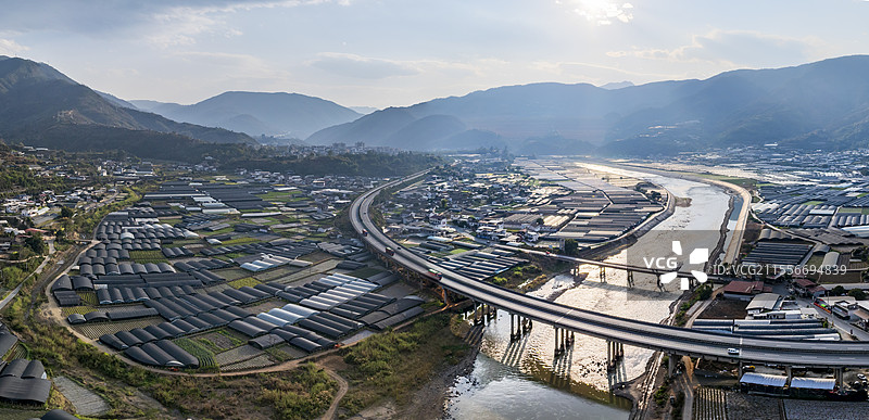 京昆高速穿越凉山德昌县安宁河谷美丽乡村大棚果蔬种植园图片素材