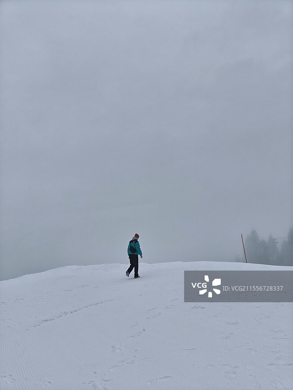 雪山一人慢步图片素材