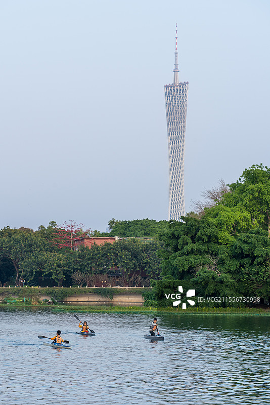东山湖公园的皮划艇与广州塔同框图片素材
