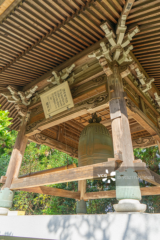 古寺庙中的木质结构日式钟塔图片素材