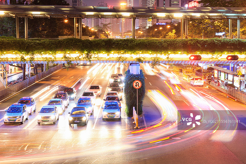 城市天桥上交通夜景车轨图片素材